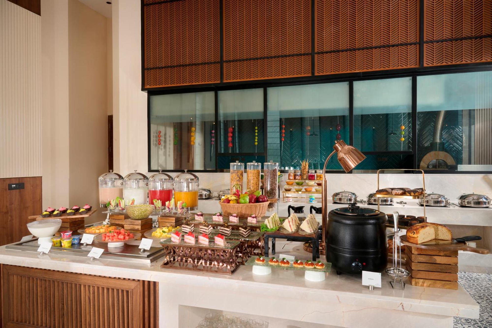 Iris Sarovar Portico Gurgaon Bagian luar foto
