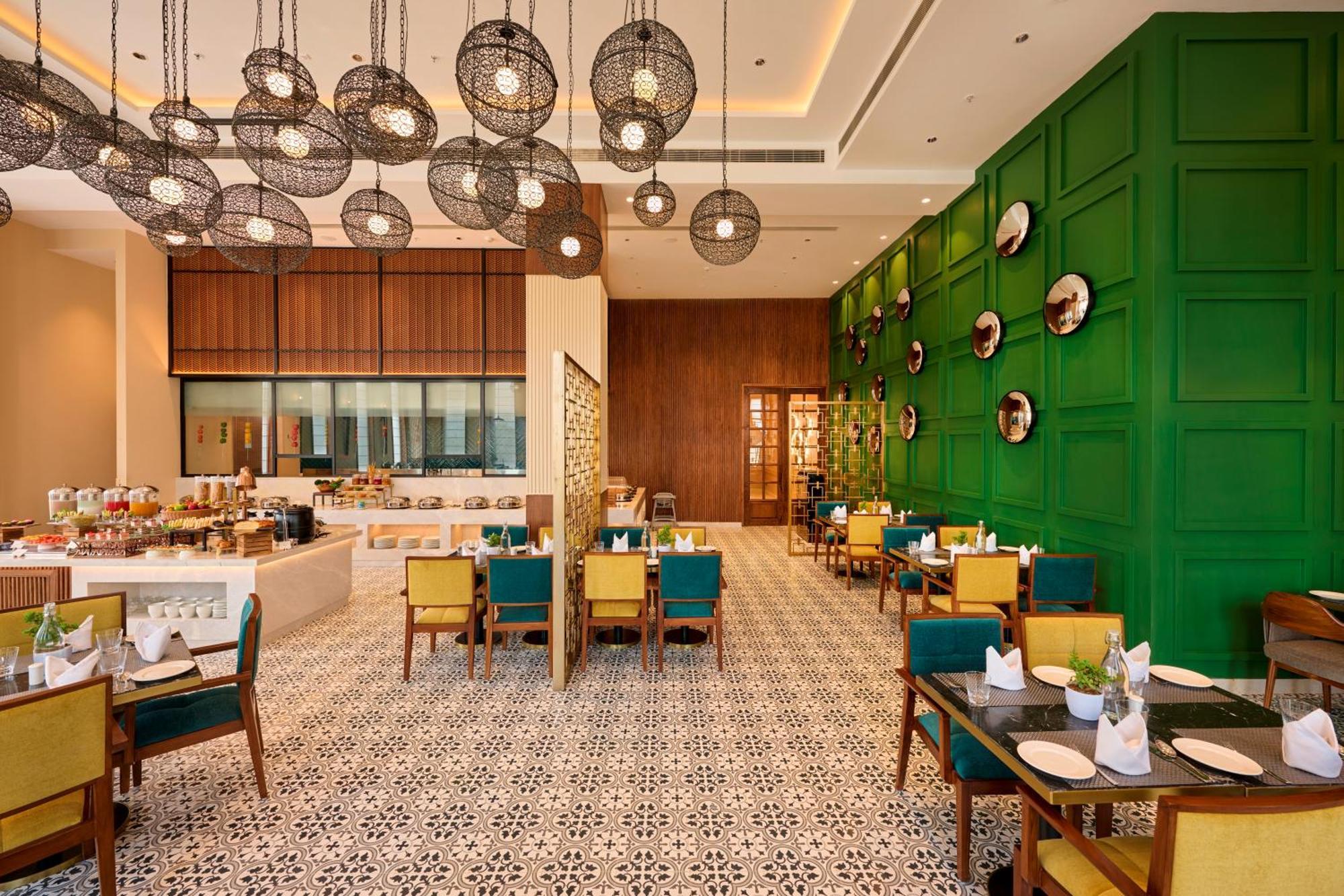Iris Sarovar Portico Gurgaon Bagian luar foto