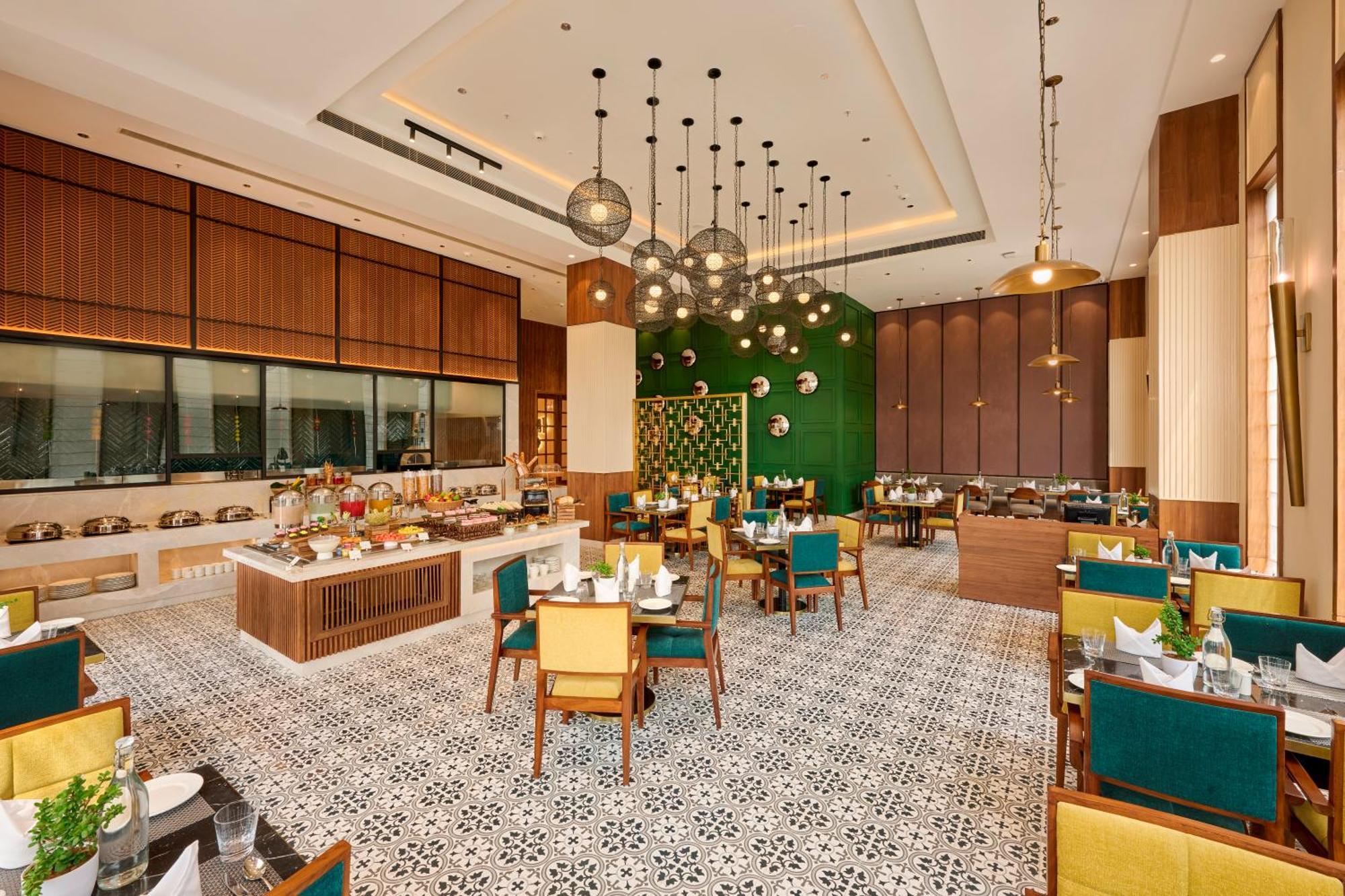 Iris Sarovar Portico Gurgaon Bagian luar foto