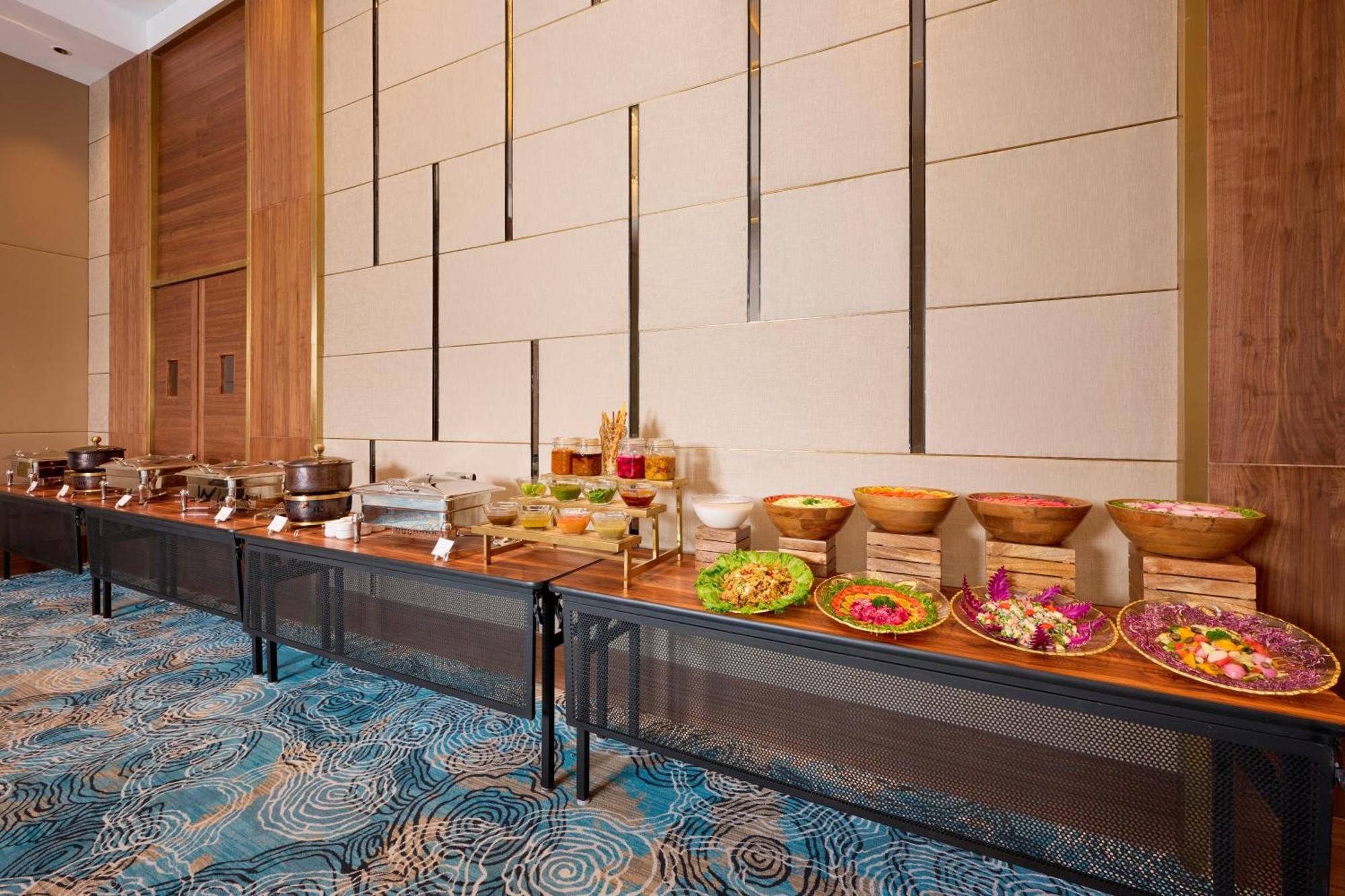 Iris Sarovar Portico Gurgaon Bagian luar foto