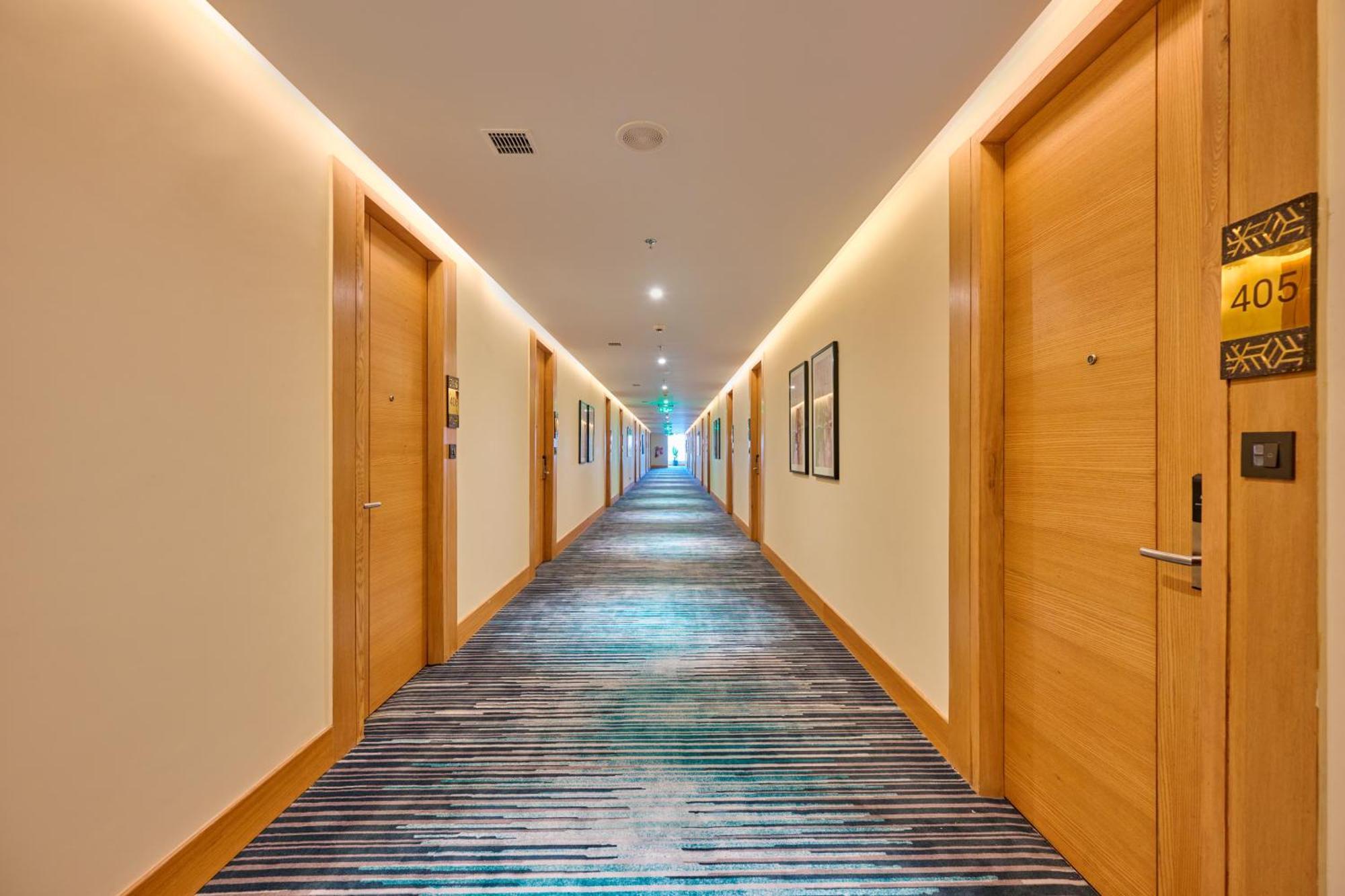 Iris Sarovar Portico Gurgaon Bagian luar foto