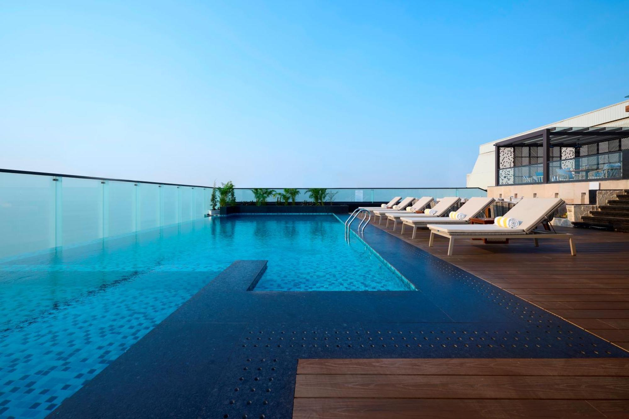 Iris Sarovar Portico Gurgaon Bagian luar foto