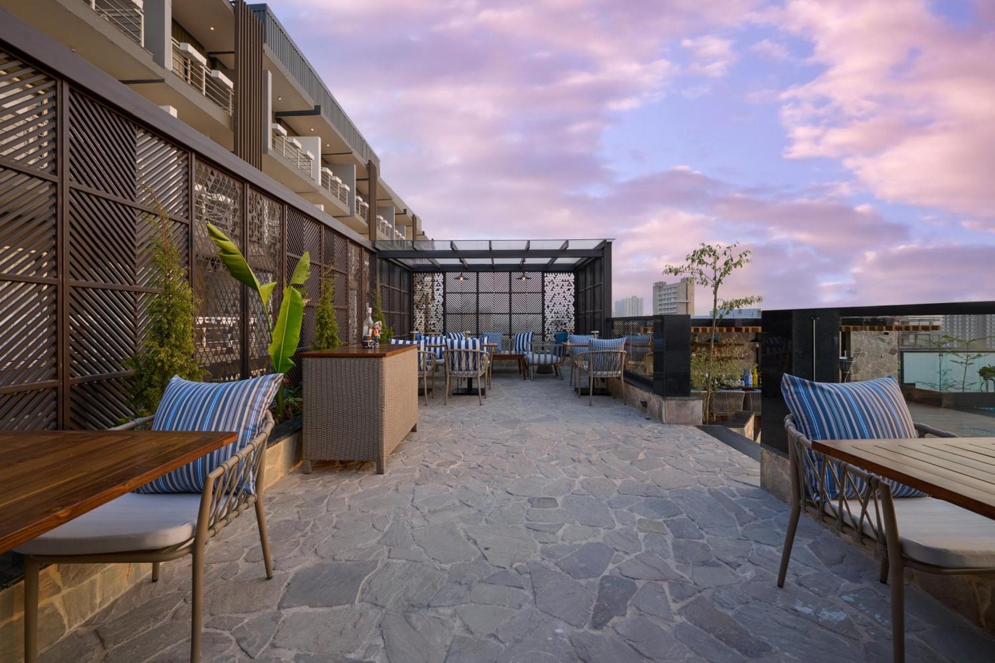 Iris Sarovar Portico Gurgaon Bagian luar foto