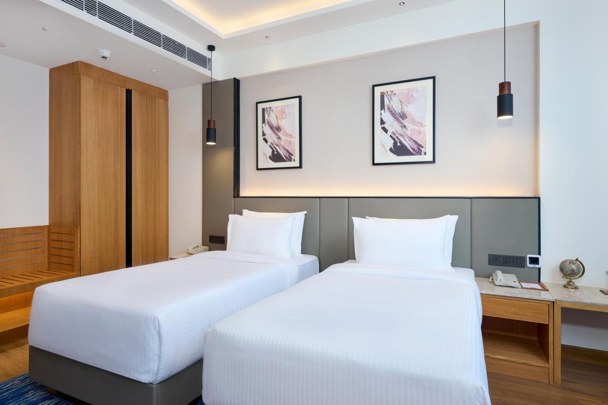 Iris Sarovar Portico Gurgaon Bagian luar foto