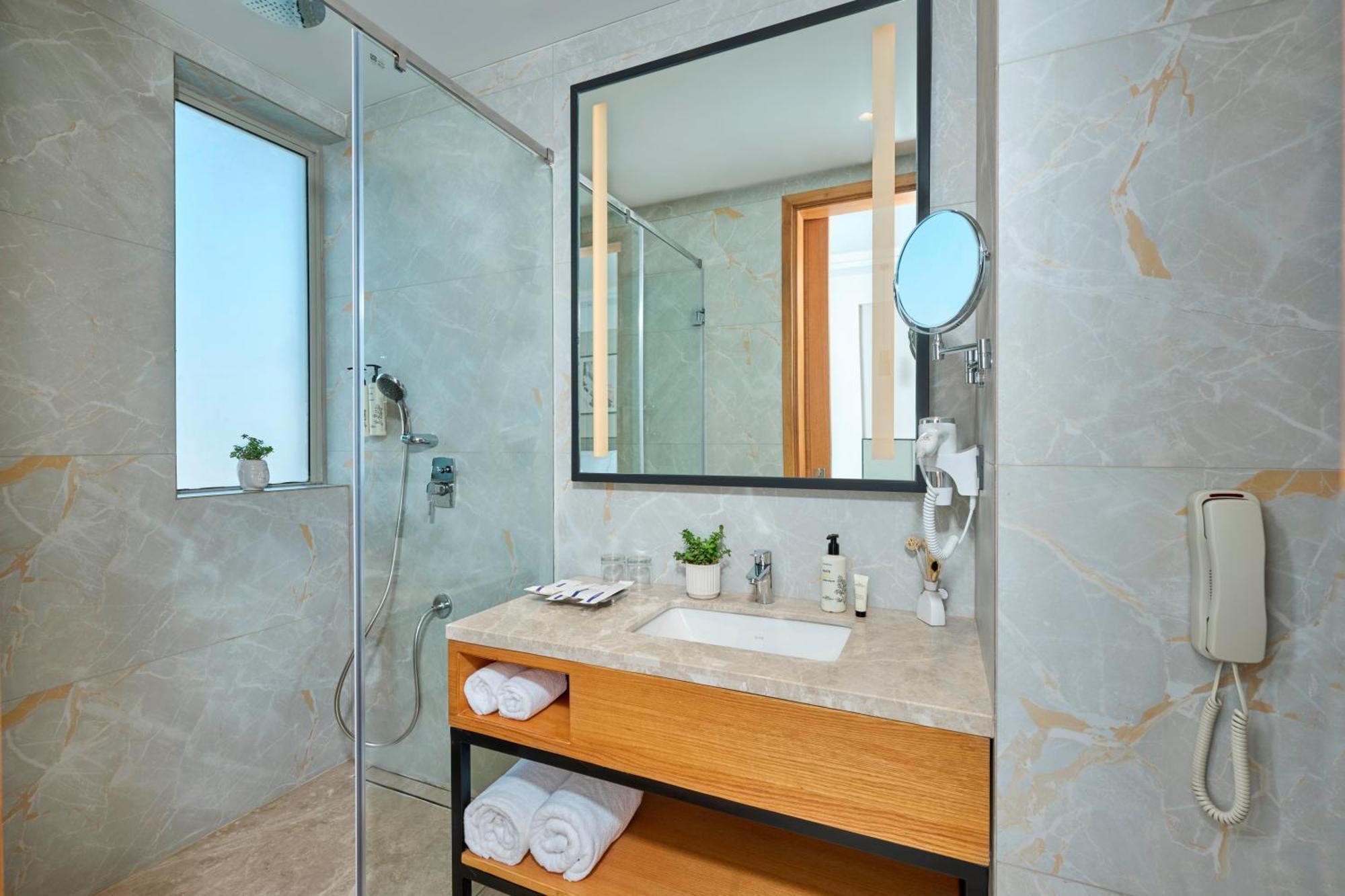 Iris Sarovar Portico Gurgaon Bagian luar foto