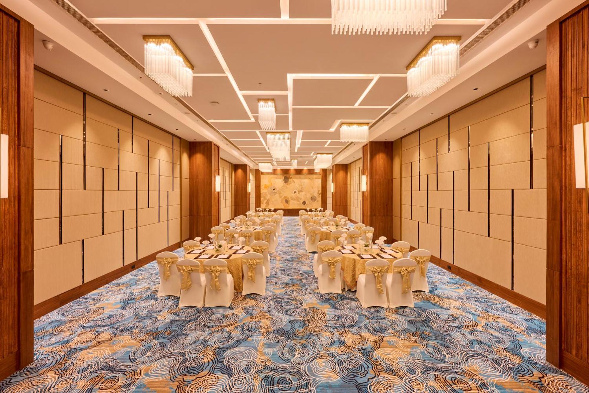 Iris Sarovar Portico Gurgaon Bagian luar foto