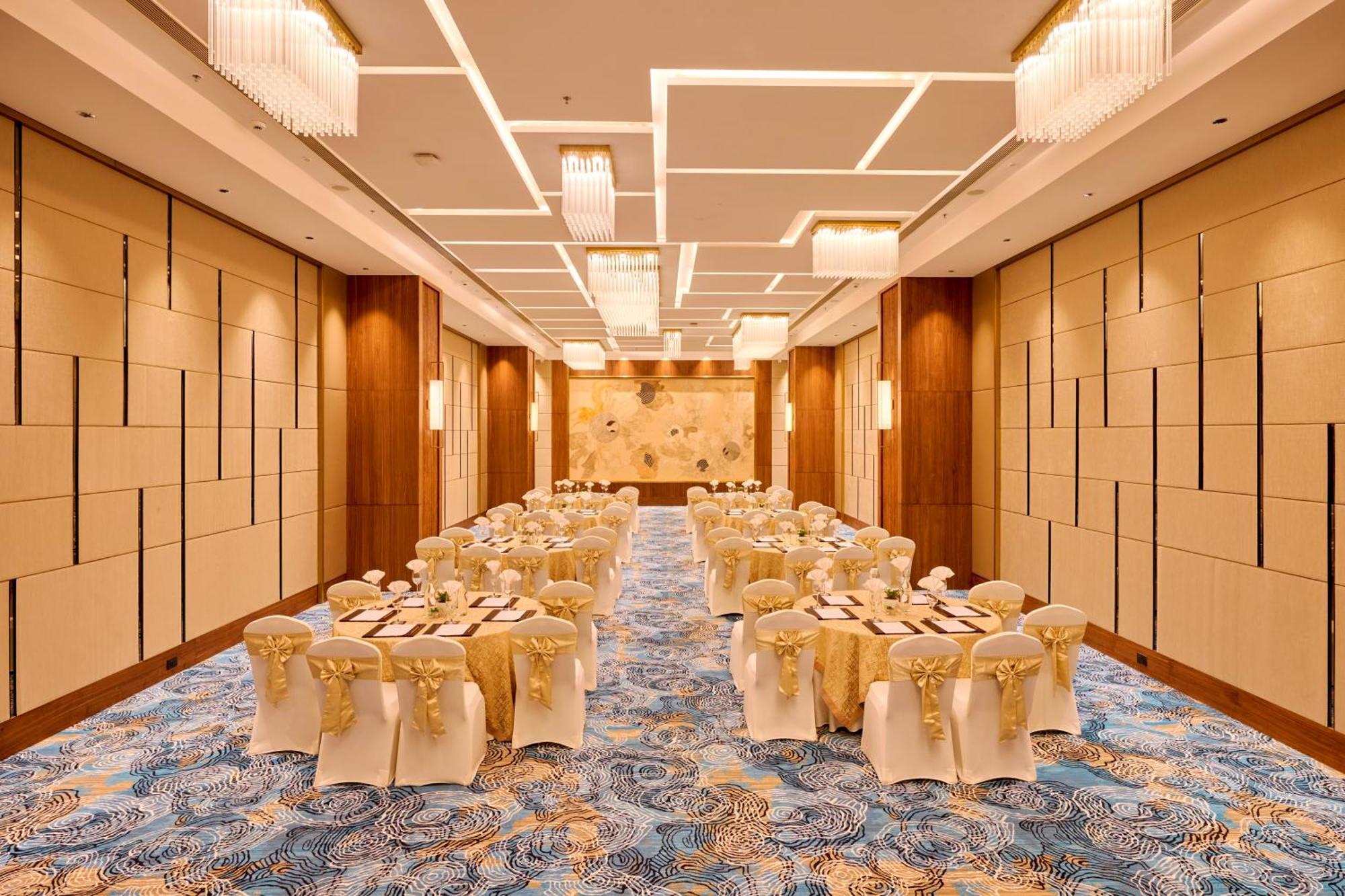 Iris Sarovar Portico Gurgaon Bagian luar foto