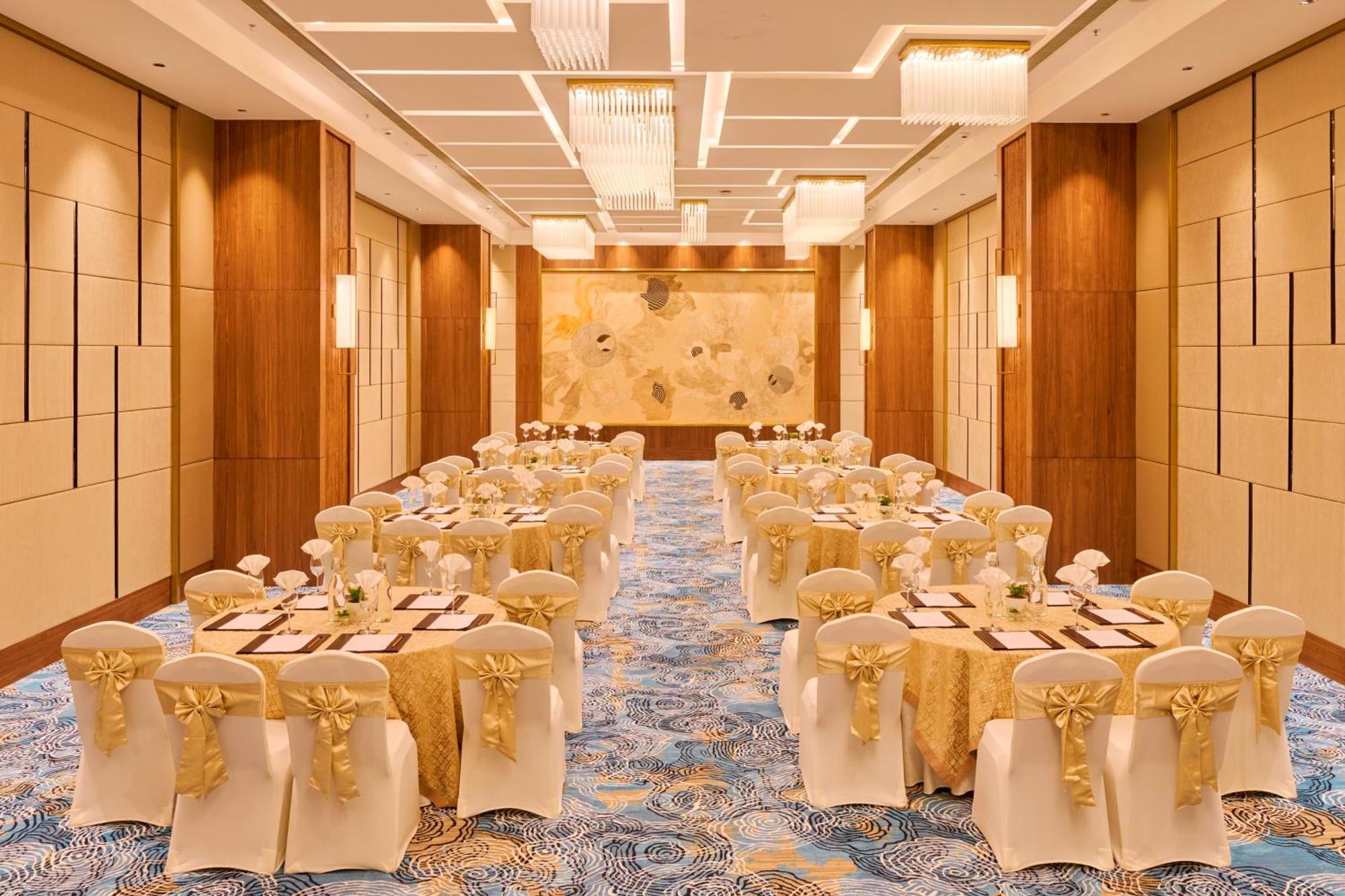Iris Sarovar Portico Gurgaon Bagian luar foto