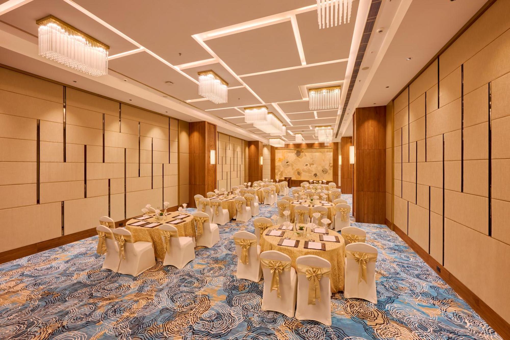 Iris Sarovar Portico Gurgaon Bagian luar foto